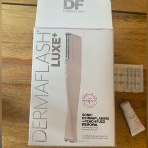 Luxe+ Sonic Dermaplaning Device in Light Pink
